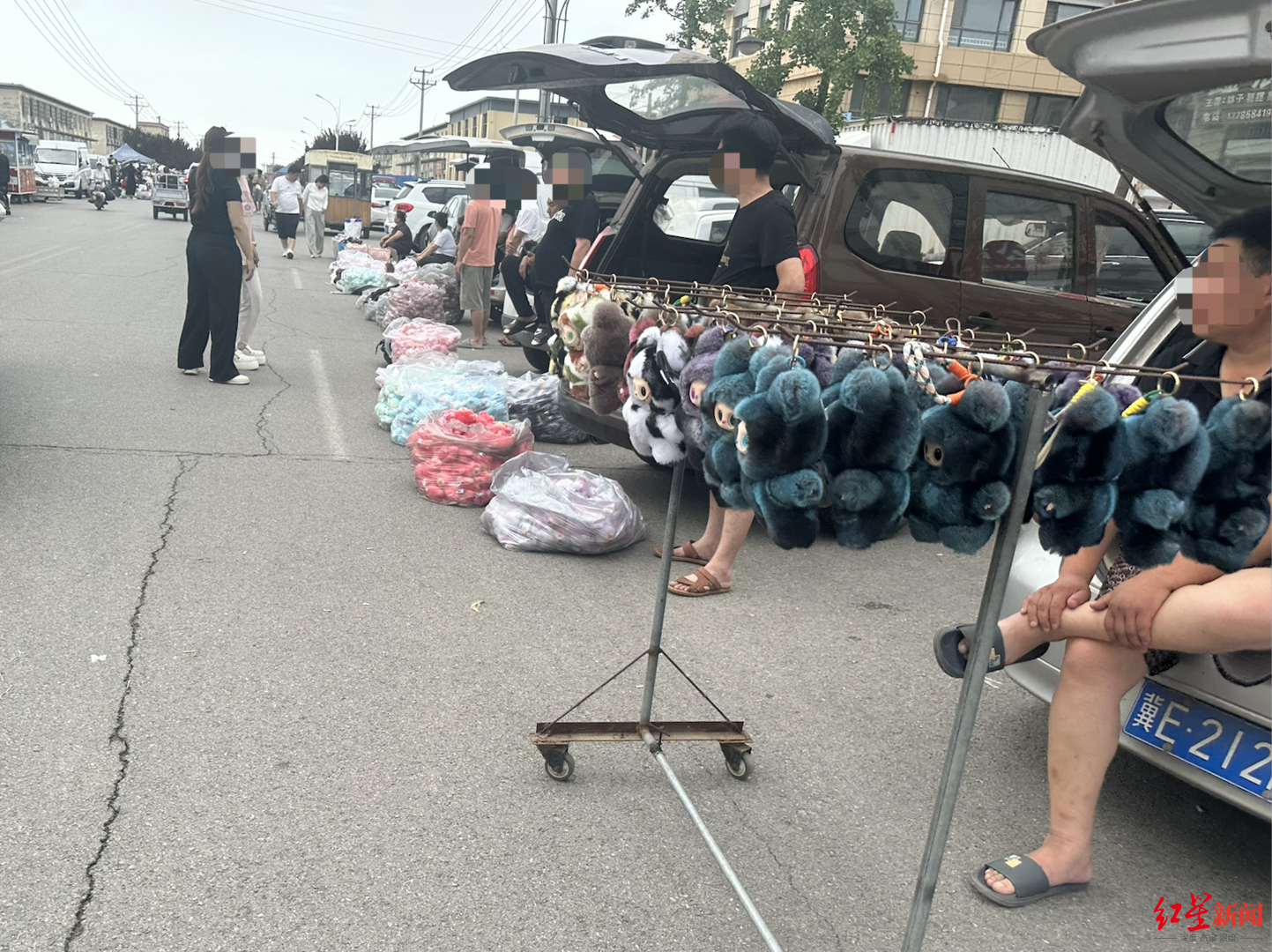 探衡水盜版LABUBU大集：像賣菜一樣擺攤賣，如今訂單變少生意難做