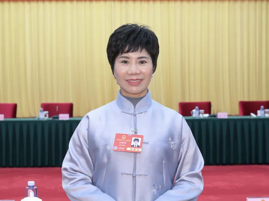 人大代表劉素英:實(shí)施微短劇精品培育國(guó)家工程