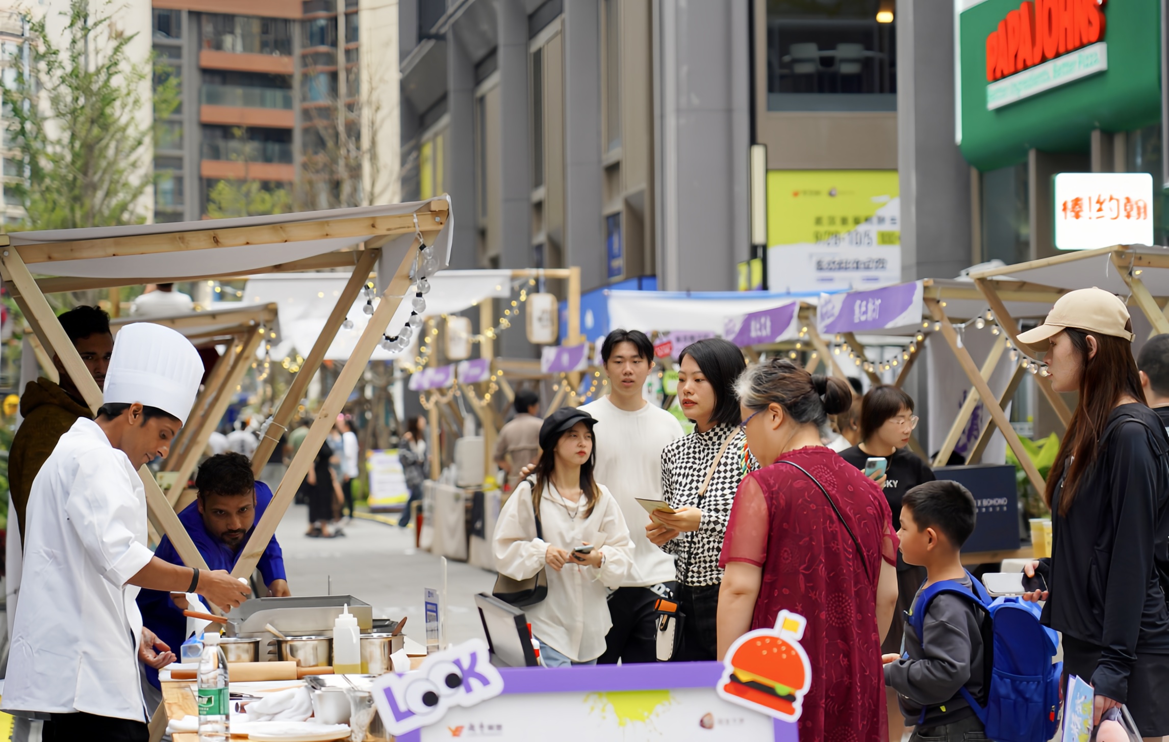 輪椅上的“高產(chǎn)音樂人”:700首歌寫給生活與街巷